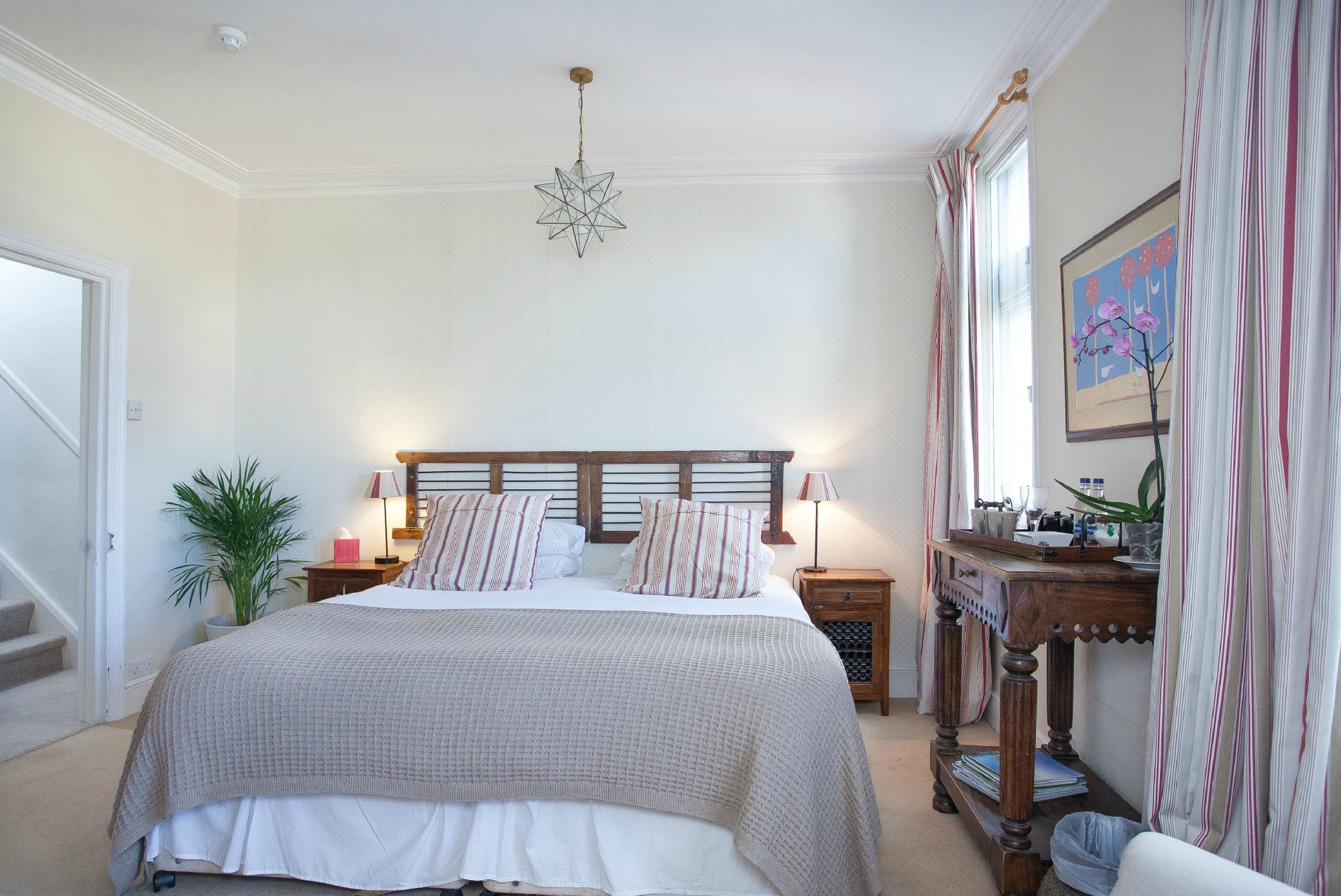 An ensuite room at Abbey Rise, Bath